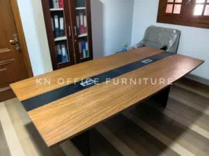 ترابيزة اجتماعات فخمة – KN Office Furniture الوصف: ترابيزة اجتماعات بتصميم عصري يناسب جميع بيئات ا