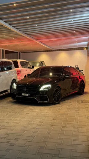 مرسيدس S550 موديل 2015 محولة S63 بحالة ممتازة