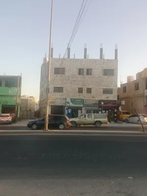 عمارة للبيع في ابوعلندة المستندة  على الشارع الرئيسي قرب دوار المستندة  ثلاث طوابق اربع مخازن