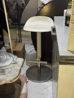 كرسي بار مودرن أبيض - هيدروليك دوار بحالة جيدة