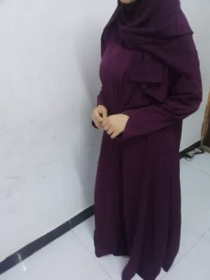 عبايه جديده لونها بنفسجي قياسه ميديا جديد ورخيص مناسب لجميع الاطوال