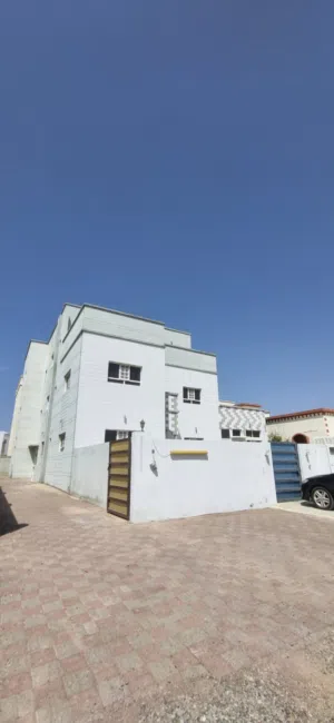 شقة واسعة في المعبيلة الثامنة. Spacious Apartment in Al Maabilah 8