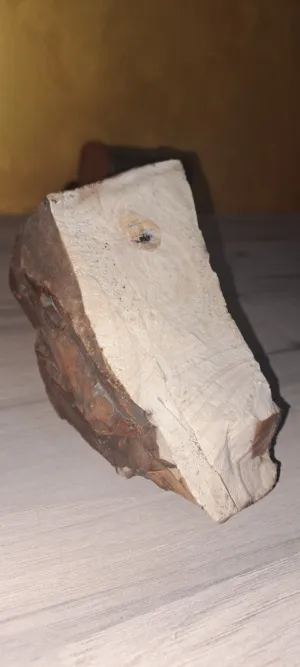 حجرة نادرة جدآ ومميزة على شكل عين في الداخل تضيئ مع أشعة الشمس وعند التعرض للضوء والشكل الخارجي لامع