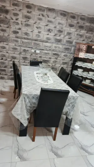 طاولة سفره بوفيه عدد 2 وبيرو في حالة الوكاله 300 دينار