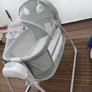 سرير اطفال بحاله جديد مستورد من امريكا لها فيديو توضيحي و قابل لتفاوض قليلا.