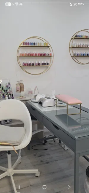 فرصة للبيع – صالون أظافر مجهز بالكامل صالون أنيق وجاهز للعمل فوراً مجهز بأحدث المعدات وديكور عصر