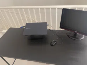 Modern Black Office Desk (140x60x73 cm) – Like New!