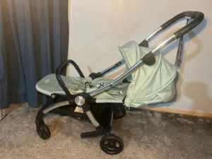 عربة اطفال ماركة ماما مرنة وتنطبق بسهولة مسموح دخولها في الطائرة mamasandpapas