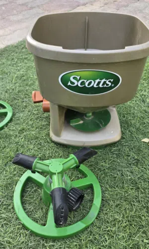 طقم العناية بالحديقة ناثرة سماد Scotts + مرشات مياه Lawn Care Set - Scotts Spreader & 2 Sprinklers