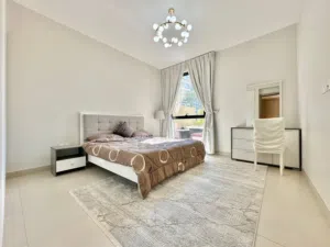 للبيع شقه دور ارضي مع شرفه كبيره متصله بمنطقة الخدمات مع أطلاله مباشرة على بركة السباحة