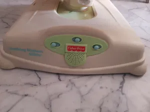تخت هزاز Fisher price يعمل على البطاريات بحالة ممتازة وبسعر مغري للجادين