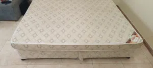 سرير لشخصين كبير حالة جيدة.