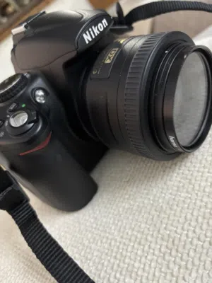 كاميرا Nikon للبيع – جديدة مع مرفقاتها والحقيبة
