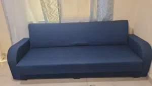 كنبة 4 اشخاص وتستخدم للنوم مع مكان تخزين وكنب مفرد عدد3 للبيع