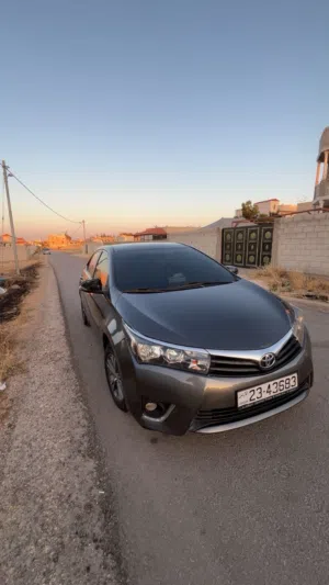 تويوتا كورولا 2015 XLI صالون سيدان بداخل بيج وميزات متقدمة للبيع