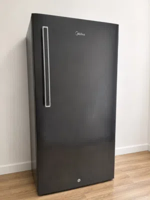 ثلاجه ميديا 190L لونها اسود