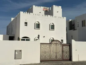 فيلا للبيع مرتفعات العامرات 8/1 توفر ماي حكومي موقع استراتيجي مداخل ومخارج سهلة.. اقراء الوصف