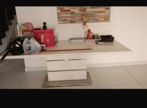 طاوله بدون كراسي