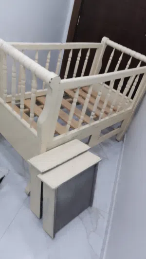 تخت بيبي خشب اثقيل مع جدله وفرشه تخت 35دينار