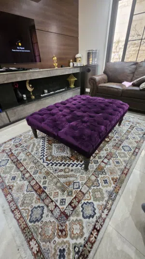 طاولة منجدة فخمة مع كرسي مميز بتصميم فاخر – حالة ممتازة