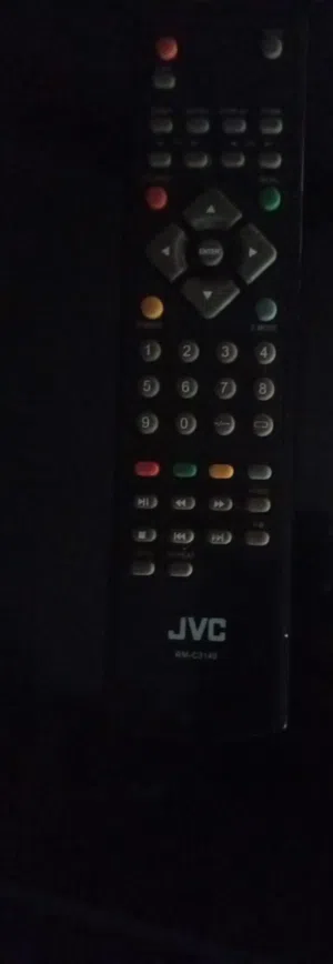 شاشه جي في سي شغاله 100٪ فيه حز االشاشه مش مأثر عليه للبيع معه ريموت إلا اصلي