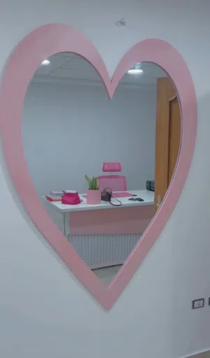مرايه ضخمه زهري على شكل قلب مع كرسي عدد 2 للبيع
