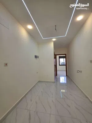 شقة في العاشرة شارع عريض طابق اول هندسي