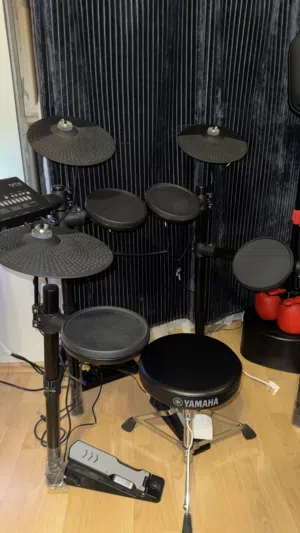 Yamaha DTX Electronic Drum Kit + Chair – Excellent Condition