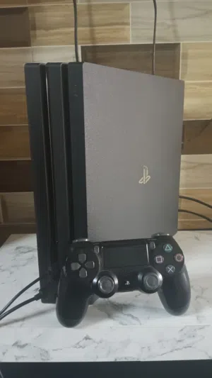 Playstation 4 Pro للبيع نظيف جدًا مع 8 ألعاب.