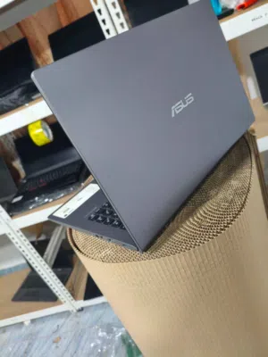 i3-6300u Ram 8gb Nvme SSD 120gb  Intel UHD graphics   Screen 15.5 full K
