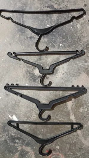 علاقات ملابس بحاله ممتازه وملكنات ستأتي كامله ونصف علوي