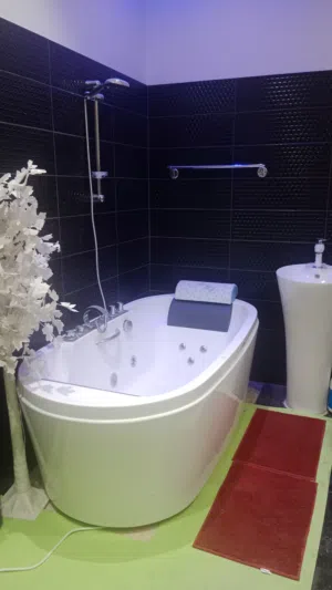 Showroom jacuzzi with stand alone sink for half price
