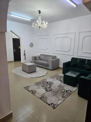 شقة غرفتين وصالة في الطابق الأول للإيجار اليومي في صلالة furnished flats daily rent in salalah .