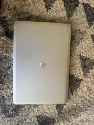 لابتوب hp نظيف مع اغراضو