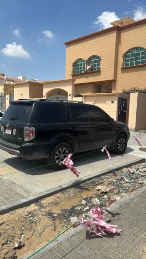 هوندا MRV  هوندا نظيفه للون اسود ملكيه سنه