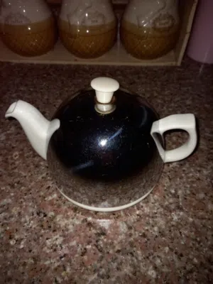 ابريق قديم جدا صناعه انجليزيه سنة 1956