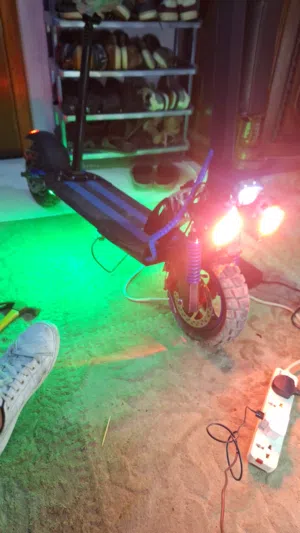 للبيع سكوتر كهربائية نظيفه عليها ظمان الوكيل سنتين سرعتها 60