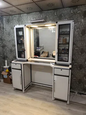 ميز كوافير أو صالون مع اناره في الجانب العلوي المنيوم نظيف 95٪ الموقع القبله خلف البريد