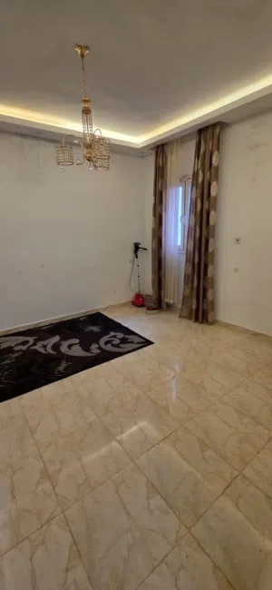 شقه غير مفرشه في حي السلام خلف شيل بوكر