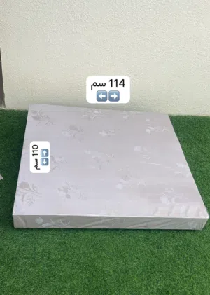 طاولة ارضية 110*114 بحجم كبير