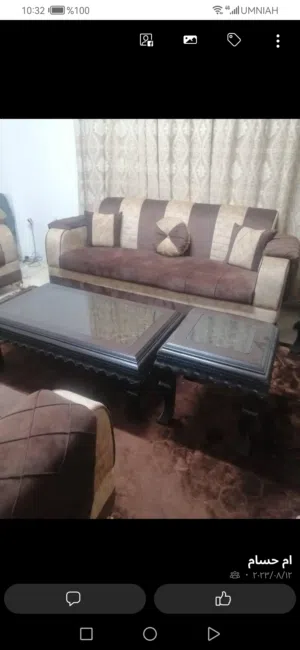 طقم كنب مستعمل للبيع بحال الوكالة لون بني وعسلي واسفنج ضغط عالي تفصيل مش تجاري