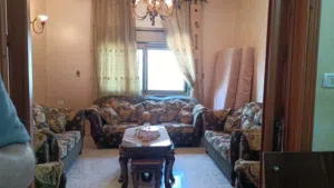 طقم كنبايات كامل مع برادي وطاولة وسط خشب اصلي غرفة ضيوف كاملة،اسفنج اصلي استعمال كم سنة فقط نظيف.