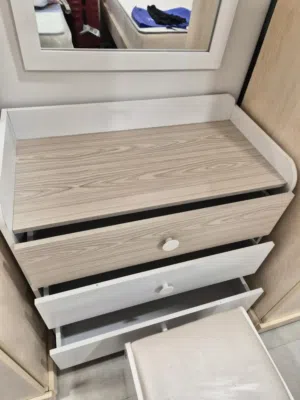 تسريحة بادراج وكرسي