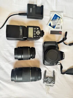 كاميرا Canon EOS 1200D احترافية للبيع مع عدستين وفلاش شبه جديدة مع كامل ملحقاتها