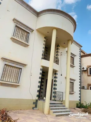 4 Bedrooms . Semi Furnished . Yearly2