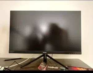 شاشة العاب ماركة فيليبس مع كيبورد و ماوس  للبيع