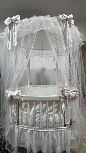 سرير أطفال جاهز للتسليم مع لوازمه Baby crib with its accessories