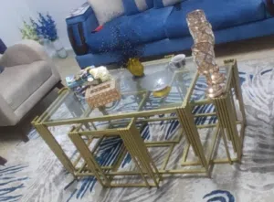 طاولة وسط مع اربع طاولات جانبية باللون الذهبي