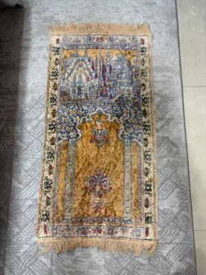 سجادة صلاة قديمة من السبعينات تصميم إسلامي مميز