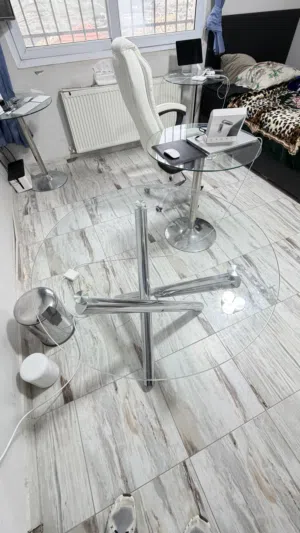 طاولة زجاج للبيع بحاله ممتازة